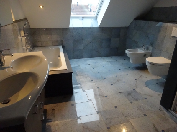 Natursteinbad aus dem Naturstein Fitzroy blue mit Einleger aus Lapislazuli