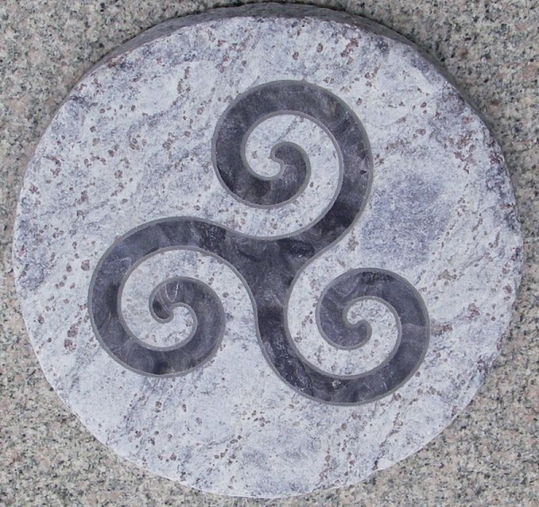 Natursteinplatte mit keltischer Triskele