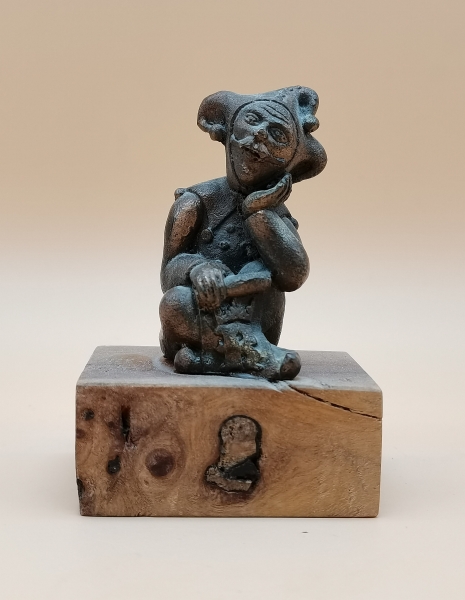 Sitzender Bronzenarr