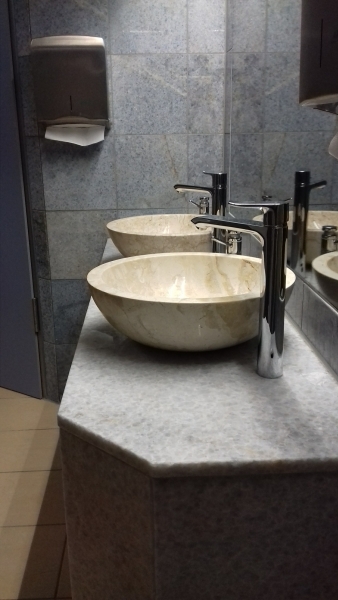 Fitzroy-blue Marmorwaschtisch mit Kalksteinbecken