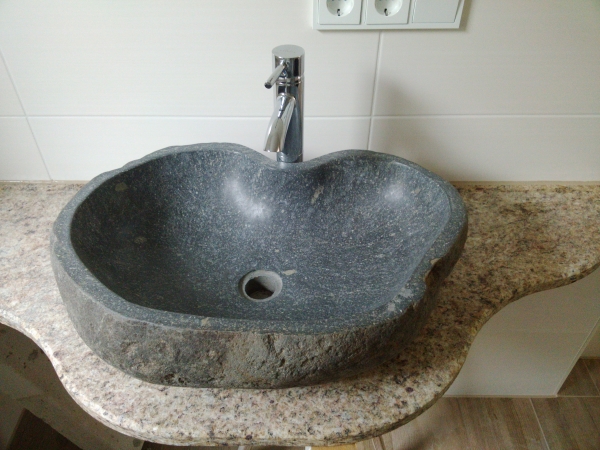 Naturbasaltbecken auf Granatgneis-Waschtisch