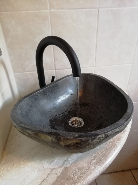 Basalt-Waschbecken