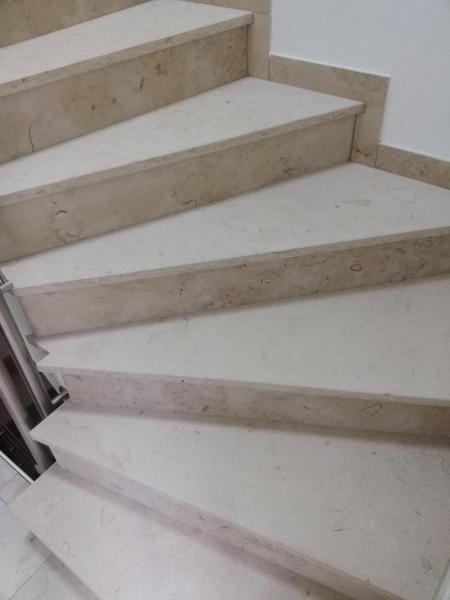 Geschoßtreppe Jura gelb