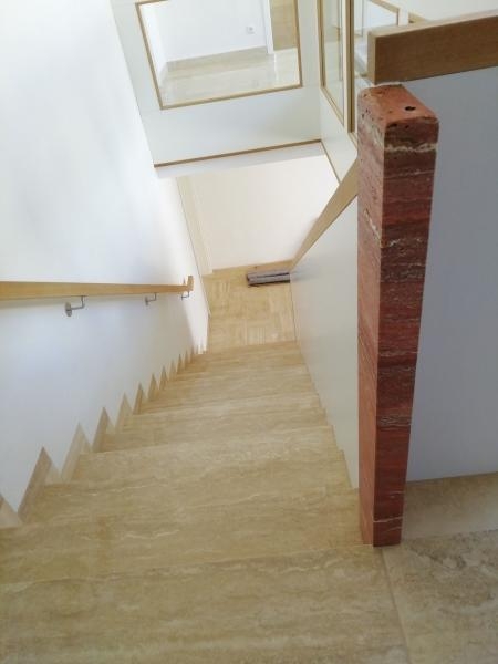 Innentreppe aus römischem Travertin