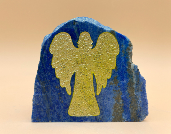 Engelsilhouette auf massiven Lapislazuli