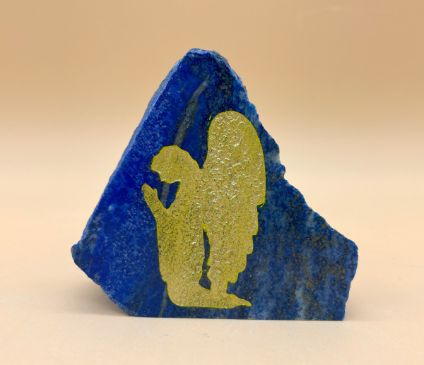 Kleiner knieender Engel in Lapislazuli