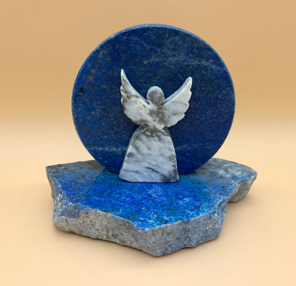 Walliser Goldmarmor-Engel auf Lapislazuli