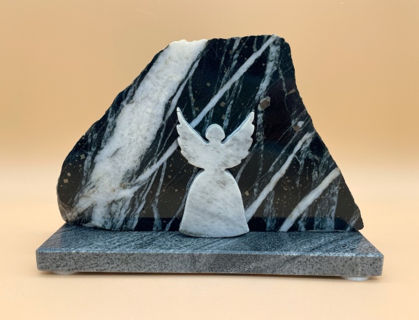 Goldmarmor- Engel vor Nolla-Schiefer