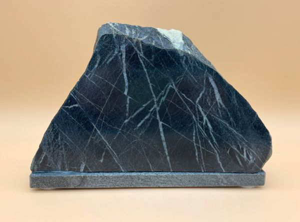 Goldmarmor- Engel vor Nolla-Schiefer