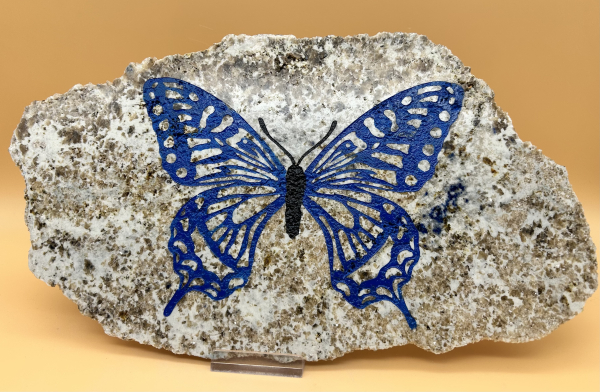 Blauer Schmetterling auf Lapis-Muttergestein