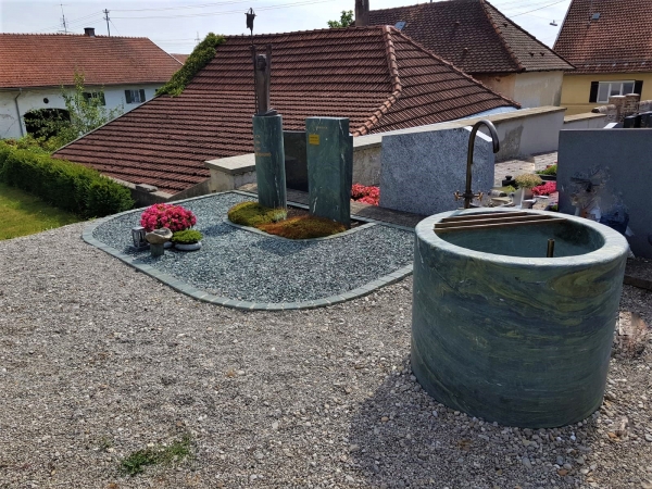 Urnenfeld mit Wassertrog